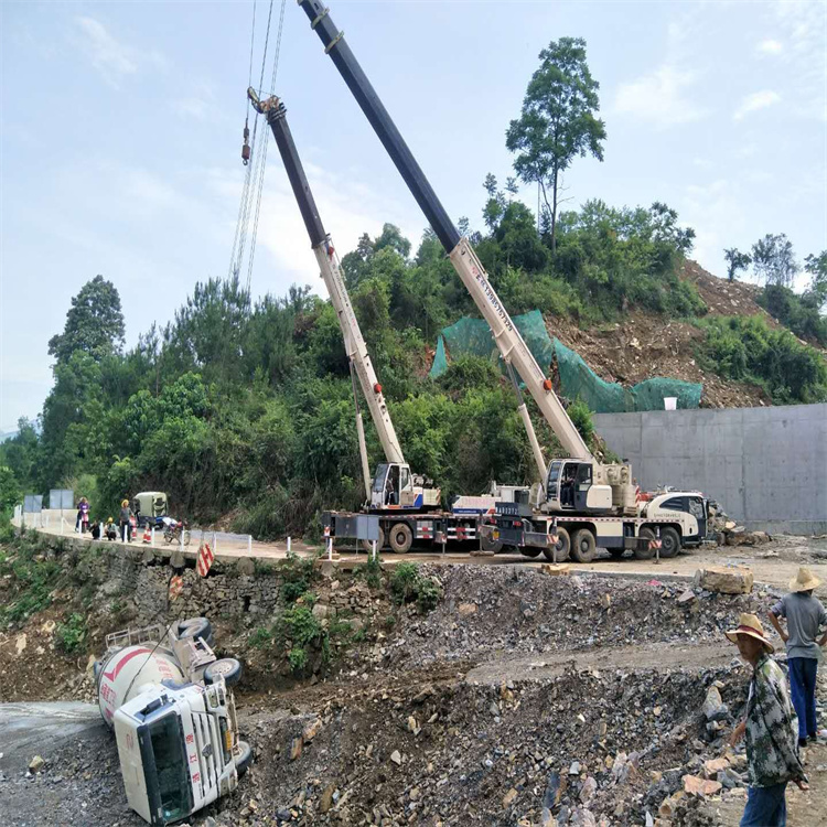 厦门思明汽车掉沟里叫吊车救援要多少钱